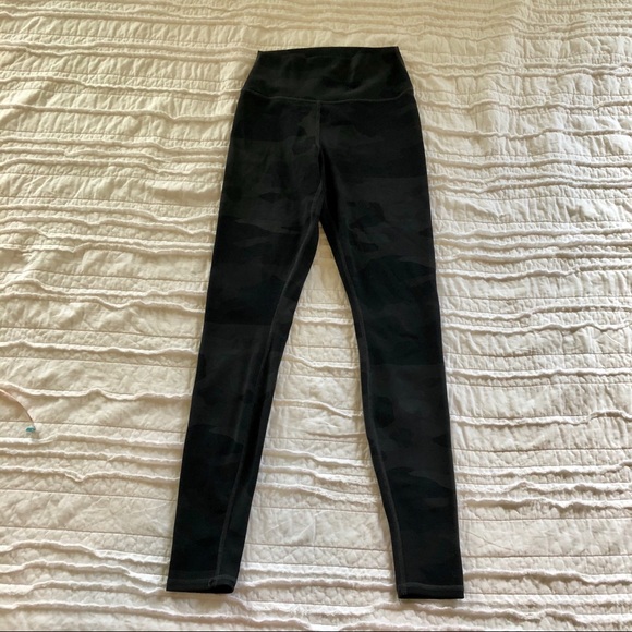Black Camo ALO legging - Picture 3 of 5